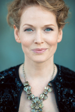 Chelah Horsdal - bio and intersting facts about personal life.