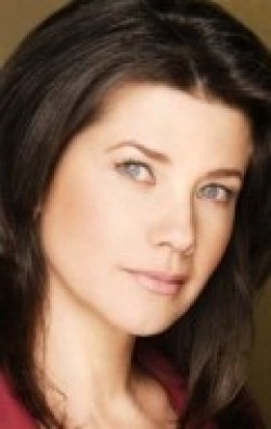 Daphne Zuniga - bio and intersting facts about personal life.