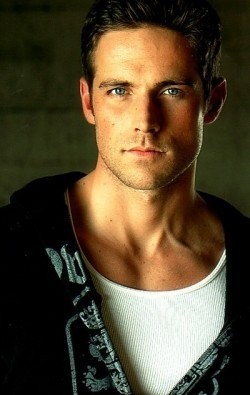 Dylan Bruce - bio and intersting facts about personal life.