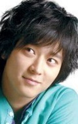 Kang Dong-won - bio and intersting facts about personal life.