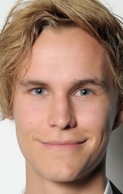 Rhys Wakefield - bio and intersting facts about personal life.