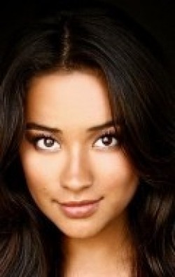 Shay Mitchell - bio and intersting facts about personal life.