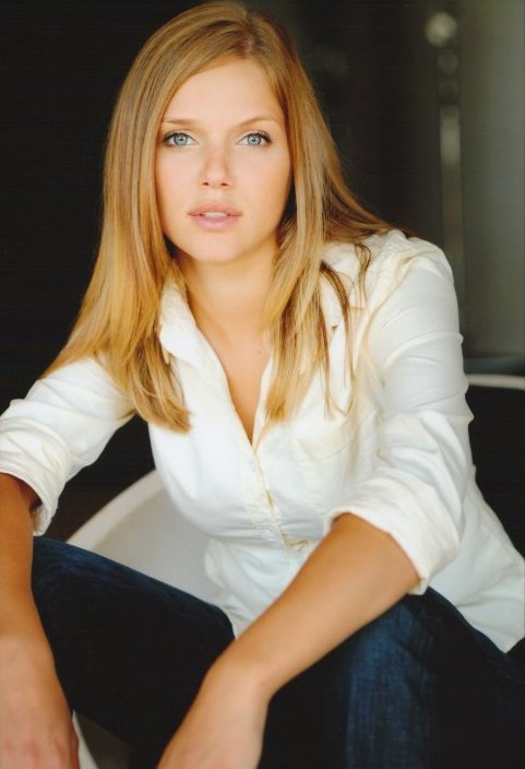 Tracy Spiridakos - bio and intersting facts about personal life.