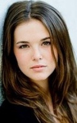 Zoey Deutch - bio and intersting facts about personal life.
