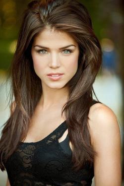 Marie Avgeropoulos picture